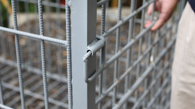 A stopper that prevents the beast caught in the box trap from escaping.