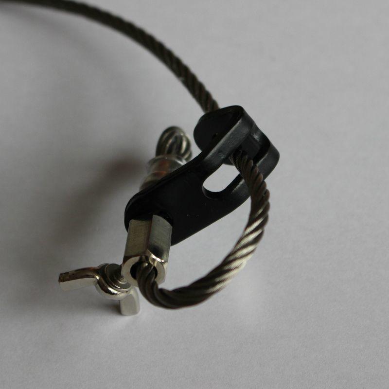Fall-off prevention metal fittings for leg tie traps (tie metal fittings)